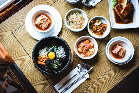 비빔밥과 반찬 여러 접시가 놓인 한 상